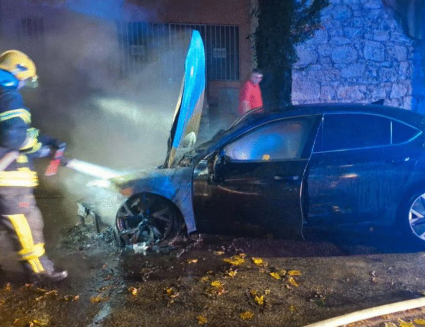 MOSTAR, NOVEMBER 26 /SRNA/ – The official vehicle of Mostar Mayor Mario Kordić was set on fire in Mostar, and Kordić says the incident is a consequence of a growing narrative of hatred, but stresses that it will not stop him.