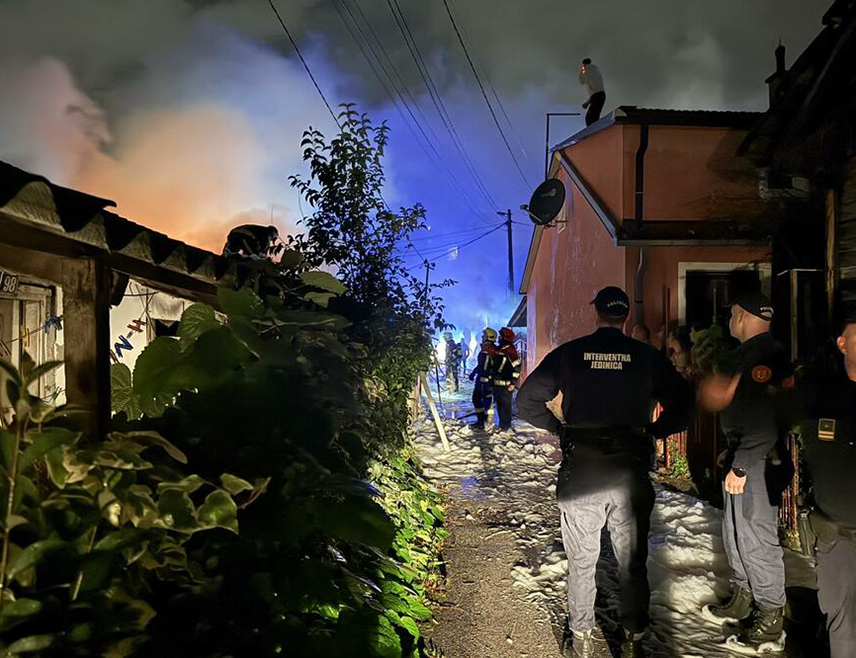 ПОДГОРИЦА, 26. НОВЕМБРА /СРНА/ - Подгоричка полиција ухапсила је жену чији су иницијали Л.К. /51/, која је осумњичена за изазивање опште опасности због пожара у Подгорици, саопштено је из Управе полиције Црне Горе.