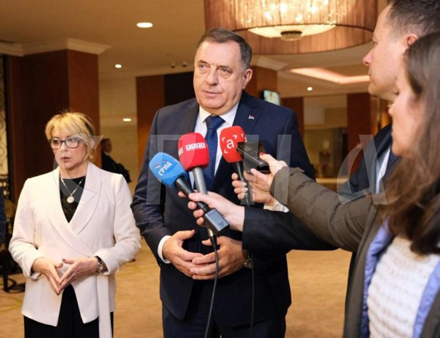 БУДИМПЕШТА, 26. НОВЕМБРА /СРНА/ - Предсједник СНСД-а Милорад Додик рекао је да је делегација Републике Српске на данашњем састанку у Будимпешти упознала мађарског премијера Виктора Орбана и министре о актуелној ситуацији у Српској и предсједничким изборима који су одржани на бази неуставних процеса који су били више харанга у настојању да се Српска доведе у процес дезинтеграције и дестабилизације.