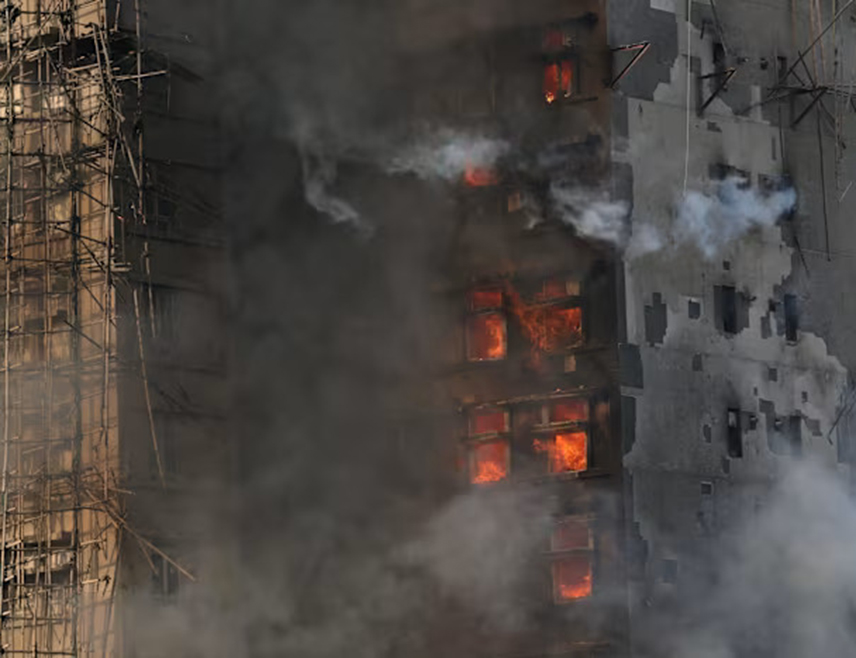 ХОНГ КОНГ, 26. НОВЕМБРА /СРНА/ - Најмање четворо људи погинуло је у пожару у стамбеном комплексу у округу Тај По у Хонг Конгу, јавио је Ројтерс.