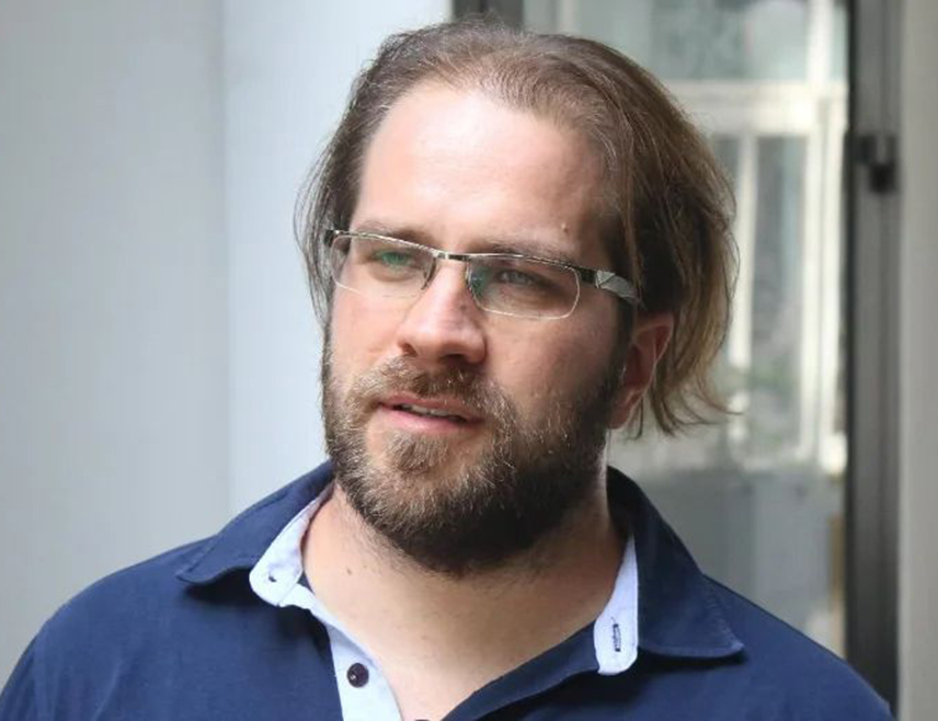 БЕОГРАД, 27. НОВЕМБРА /СРНА/ - Политиколог Огњен Гогић оцијенио је да су парламентарни избори на Косову и Метохији расписани за 28. децембар зато што се вјерује да ће тада због новогодишњих празника доћи велики број Албанаца из дијаспоре, односно из Западне Европе, на чије гласове највише рачуна лидер Самоопредјељења Аљбин Курти.