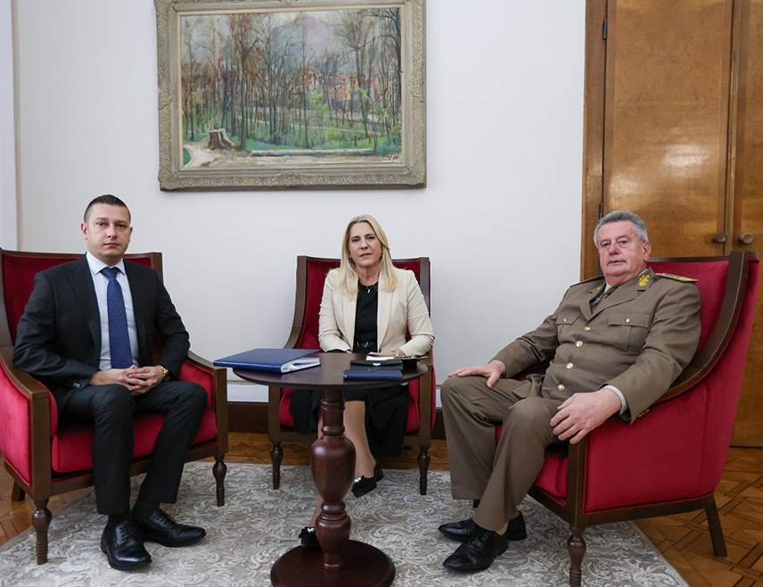 ИСТОЧНО САРАЈЕВО, 26. НОВЕМБРА /СРНА/ - Српски члан Предсједништва БиХ Жељка Цвијановић разговарала је са замјеником министра одбране у Савјету министара Александром Гогановићем и начелником Заједничког штаба Оружаних снага БиХ Гојком Кнежевићем о стању у Оружаним снагама.