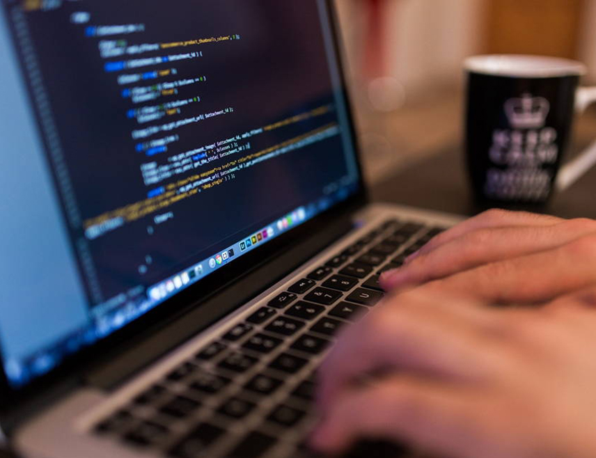 БЕРЛИН, 26. НОВЕМБРА /СРНА/ - Генеративна вјештачка интелигенција /ВИ/ брзо је продрла у велики дио онога што радимо на интернету, али стручњаци упозоравају да њено свакодневно кориштење може да буде штетно по ментално здравље и да доведе људе у заблуду.