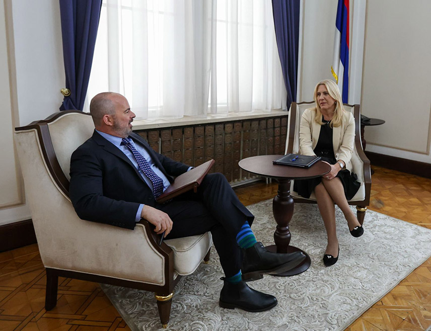 САРАЈЕВО, 26. НОВЕМБРА /СРНА/ - Српски члан Предсједништва БиХ Жељка Цвијановић разговарала је данас са отправником послова Амбасаде САД у БиХ Џоном Гинкелом о актуелној политичкој и економској ситуацији у Републици Српској и БиХ.