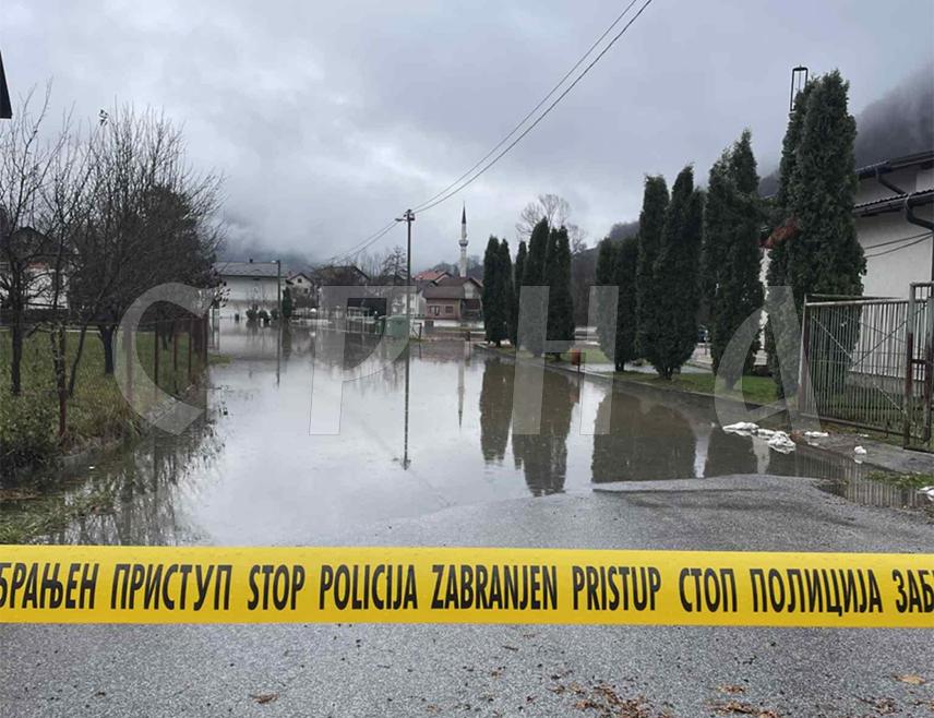 БАЊАЛУКА, 26. НОВЕМБРА /СРНА/ - Саобраћај се одвија отежано на путним правцима Језеро-Мркоњић Град, Језеро-Јајце и Језеро-Шипово, због изливања воде на коловозе, саопштено је из Ауто-мото савеза Републике Српске.