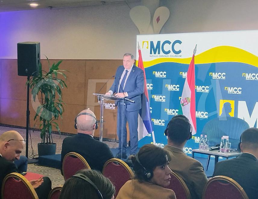 БУДИМПЕШТА, 26. НОВЕМБРА /СРНА/ - Предсједник СНСД-а Милорад Додик упозорио је да ће у БиХ бити смањен број хришћана уколико се настави са трендом јачања муслимана, уз подршку Брисела.