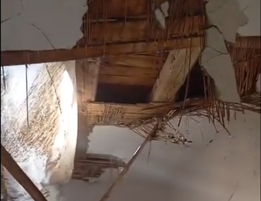 МОСTАР, 26. НОВЕМБРА /СРНА/ - У Мостару се данас, усљед обилних падавина, урушио кров зграде у којој је смјештена амбуланта породичне медицине, а медицинско особље је успјело да реагује на вријеме и заједно са пацијентима напусти објекат, изјавио је директор Дома здравља "Стари град" Сенад Међедовић.