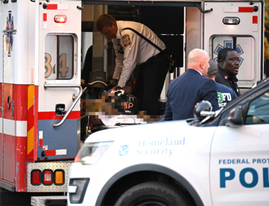 ВАШИНГТОН, 26. НОВЕМБРА /СРНА/ - Амерички предсједник Доналд Трамп изјавио је да су два припадника Националне гарде која су упуцана у близини Бијеле куће у критичном стању, те поручио да ће починилац да плати веома високу цијену.