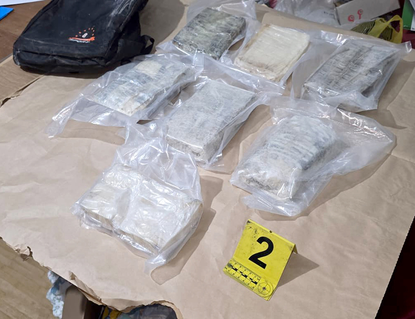 БЕОГРАД, 27. НОВЕМБРА /СРНА/ - Полиција је у Београду ухапсила два лица, а претресом станова и возила које су осумњичени користили пронашла и заплијенила 12 килограма кокаина и три путничка возила, изјавио је министар унутрашњих послова Србије Ивица Дачић.