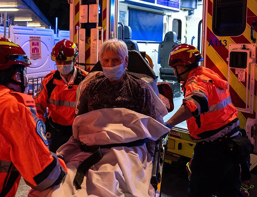 ПЕКИНГ, 27. НОВЕМБРА /СРНА - РИА Новости/ - Најмање 55 људи погинуло је у пожару који је захватио стамбени комплекс у Хонг Конгу, јавила је Кинеска централна телевизија /ЦЦТВ/.