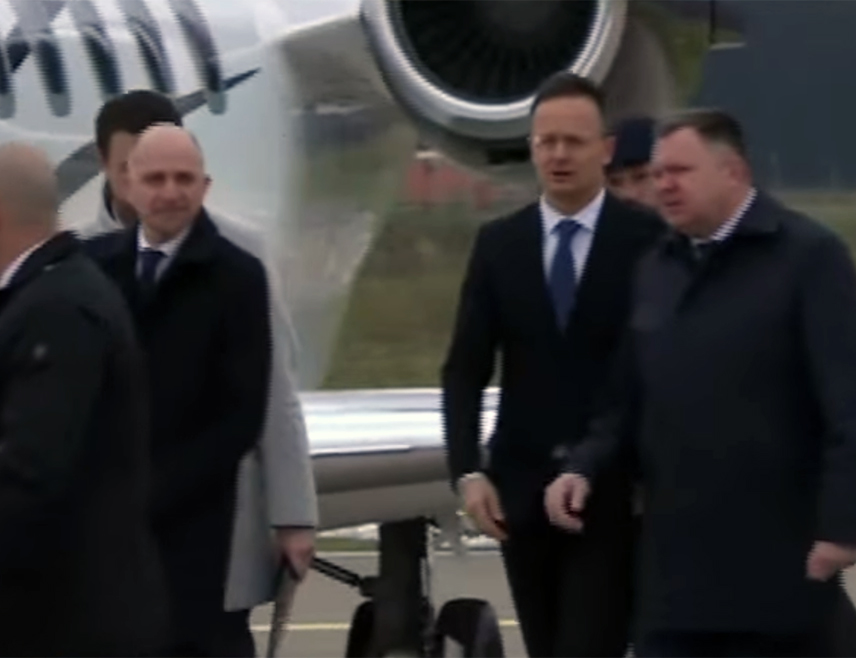 BANJA LUKA, NOVEMBER 27 /SRNA/ – Hungarian Minister of Foreign Affairs Péter Szijjártó arrived at the Banja Luka Airport, where he was welcomed by the Minister of Internal Affairs of Republika Srpska Željko Budimir.