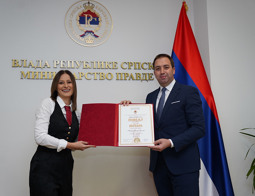 БАЊАЛУКА, 27. НОВЕМБРА /СРНА/ - Министар правде Републике Српске Горан Селак уручио је данас повељу новоименованој нотарки Милани Гвозден за службено сједиште у Бањалуци и истакао да би у свакој општини и граду требало да постоји нотар, како би грађани могли брже и лакше да остварују своја права.