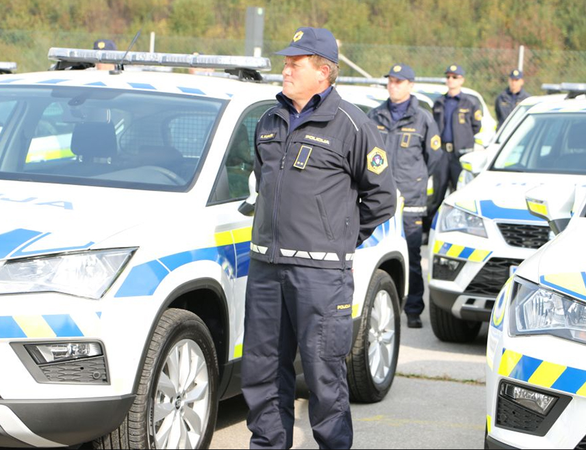 ЉУБЉАНА, 27. НОВЕМБРА /СРНА/ - У Словенији данас ступа на снагу Закон о хитним мјерама за осигуравање јавне безбједности, тзв. Шутаров закон, којим полиција добија пуно већа овлашћења.