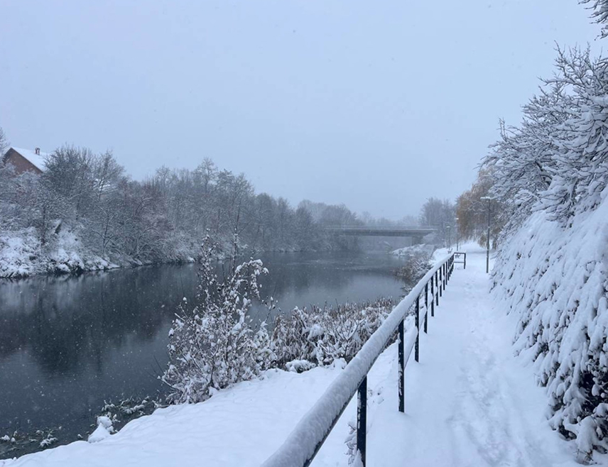 СПЛИТ, 27. НОВЕМБРА /СРНА/ - У Хрватској су се данас поновно забијелили Мосор, Биоково, Динара, Свилаја и Камешница, а снијег и сусњежица почели су јутрос да падају и у вишим насељима Далматинске загоре, укључујући подручје Студенаца, Свиба, Ловрећа и Каменског.