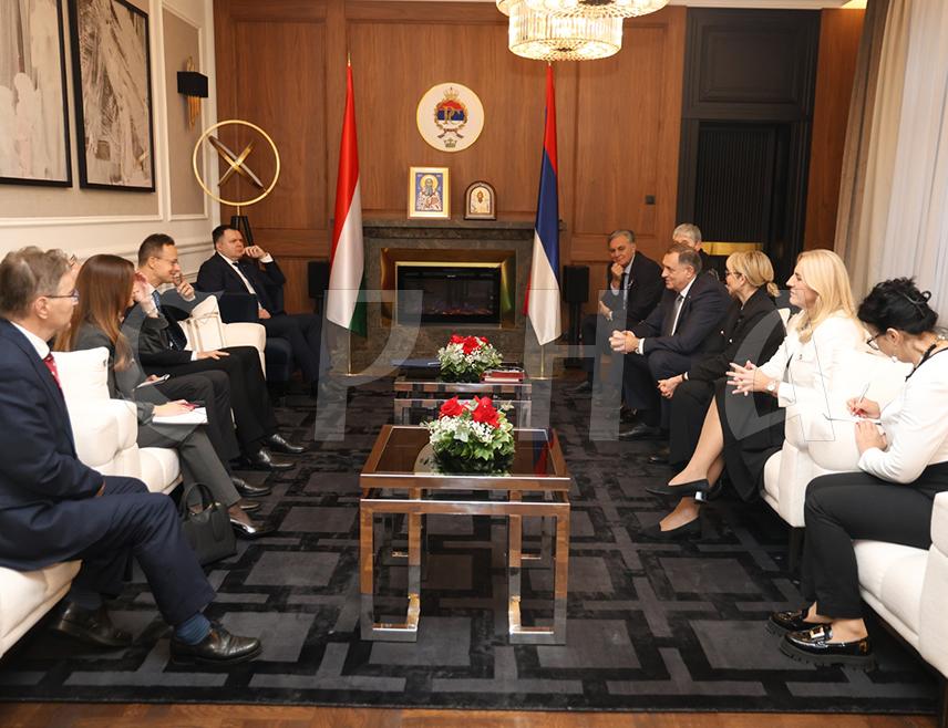 БАЊАЛУКА, 27. НОВЕМБРА /СРНА/ - Српски члан Предсједништва БиХ Жељка Цвијановић навела је да су званичници Републике Српске данас у Бањалуци разговарали са министром иностраних послова и трговине Мађарске Петером Сијартом о даљем јачању пријатељских веза.