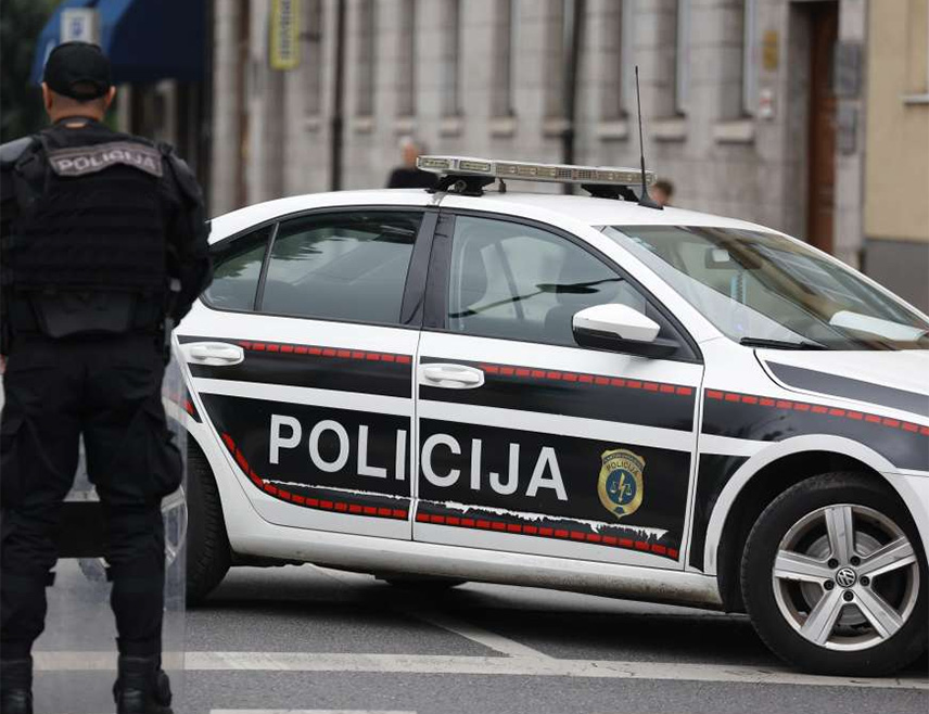 САРАЈЕВО, 27. НОВЕМБРА /СРНА/ - Тројица мушкараца ухапшена су због сумње да су из сефа на подручју Вогошће украла 70.000 КМ и 22.000 евра, саопштено је из Министарства унутрашњих послова /МУП/ Кантона Сарајево.