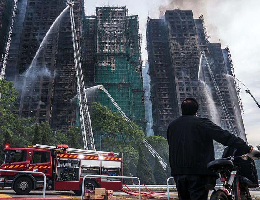 ПЕКИНГ, 27. НОВЕМБРА /СРНА - РИА Новости/ - Број погинулих у пожару који је захватио стамбени комплекс у Хонг Конгу порастао је на 65, јавља лист "Саут Чајна морнинг пост".