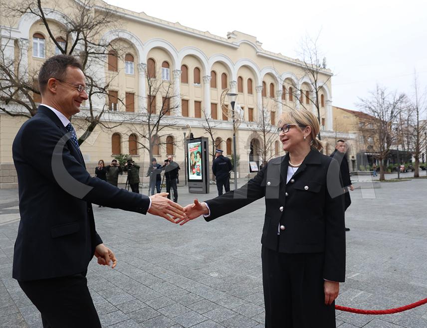 БАЊАЛУКА, 27. НОВЕМБРА /СРНА/ - Вршилац дужности предсједника Републике Српске Ана Тришић Бабић и министар иностраних послова и трговине Мађарске Петер Сијарто констатовали су да је посјета Сијарта Бањалуци и јучерашњи састанак руководства Српске и премијера Мађарске Виктора Орбана у Будимпешти, потврда и доказ успјешне сарадње, базиране на међусобном уважавању и разумијевању.