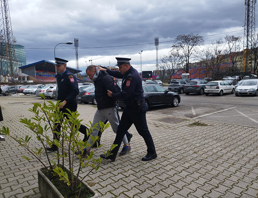 БАЊАЛУКА, 27. НОВЕМБРА /СРНА/ - Судија за претходни поступак Основног суда у Бањалуци одредио је притвор Игору Арсенићу који је ухапшен због пријетњи градоначелнику Бањалуке Драшку Станивуковићу, речено је Срни у овом суду.