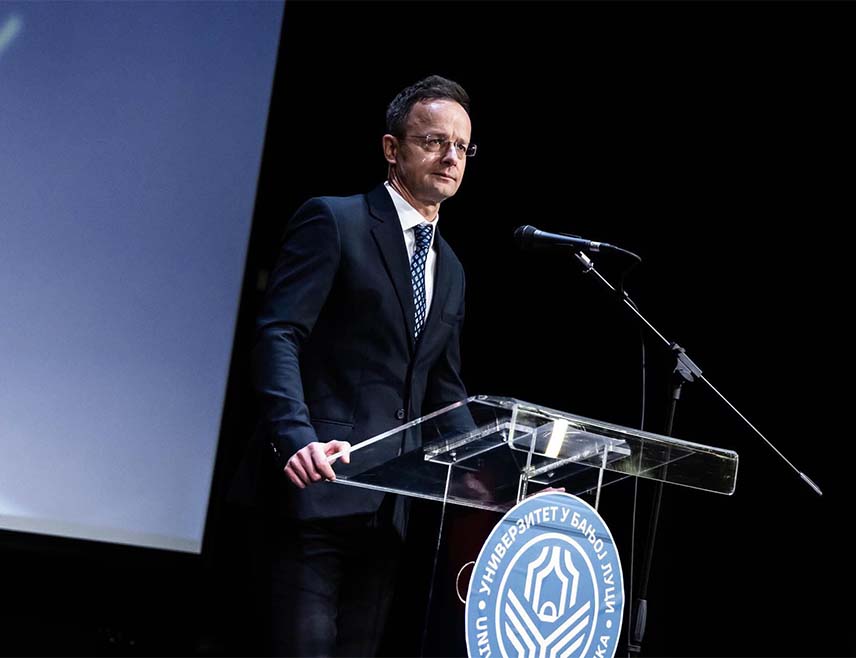 БУДИМПЕШТА, 27. НОВЕМБРА /СРНА/ - Мађарски министар спољних послова Петер Сијарто истакао је да је добијање почасног доктората Универзитета у Бањалуци за њега велика част и да то признање припада свима који су допринијели изградњи односа Мађарске са Републиком Српском, заснованог на пријатељству и међусобном поштовању.