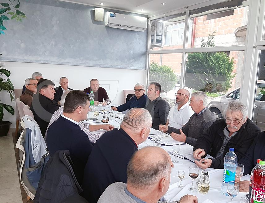 ПРЊАВОР, 27. НОВЕМБРА /СРНА/ - Савез ратних војних инвалида Републике Српске инсистира да се обрачун основице личне инвалиднине веже за нето плату из децембра претходне године што би знатно побољшало њихов положај, рекао је данас предсједник Савеза Драган Врховац.