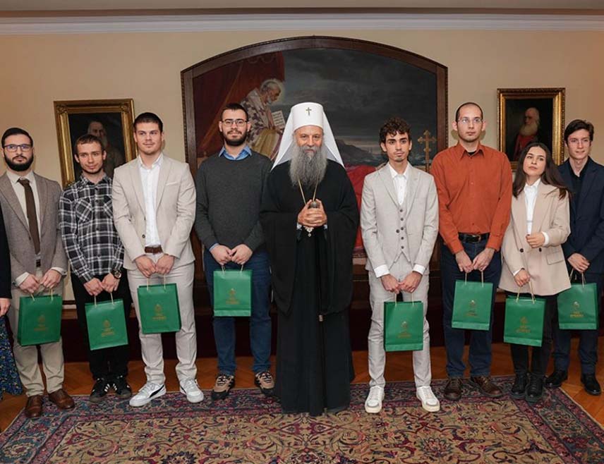 БЕОГРАД, 27. НОВЕМБРА /СРНА/ - Његова светост патријарх српски Порфирије уручио је данас 11 стипендија од по 1.000 евра апсолвентима шест факултета Универзитета у Београду и пожелио им да узрастају у свакој врсти знања, првенствено у духовном.