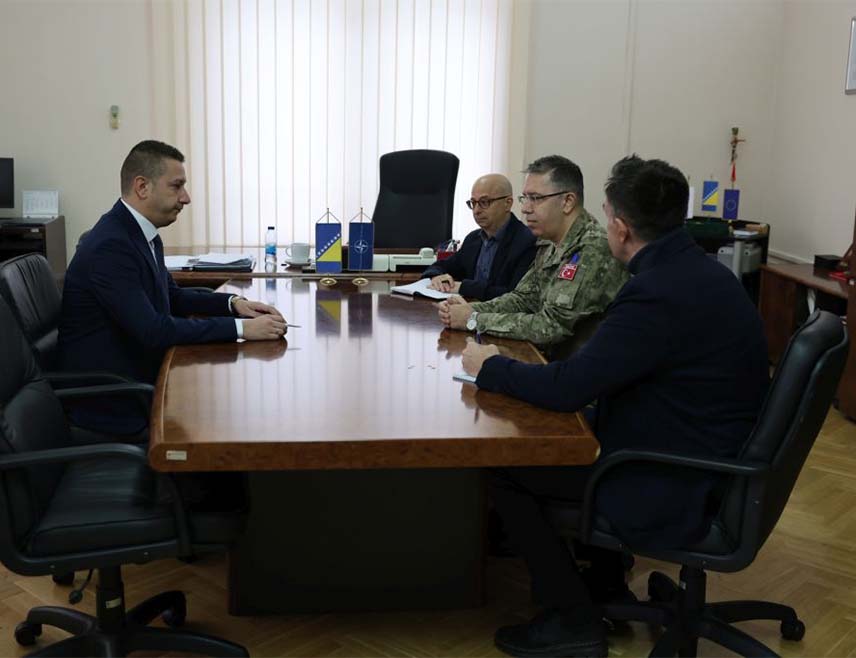 САРАЈЕВО, 27. НОВЕМБРА /СРНА/ - Замјеник министра одбране у Савјету министара Александар Гогановић и замјеник команданта НАТО Штаба у Сарајеву Џезми Туркгуџу сагласили су се да у БиХ не постоје озбиљнији безбједносни изазови.
