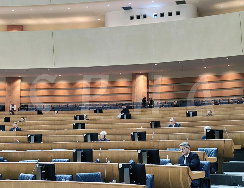 САРАЈЕВО, 27. НОВЕМБРА /СРНА/ - Представнички дом Парламентарне скупштине БиХ разматраће у редовној процедури Приједлог закона о државној имовини јер на данашњој сједници није било ентитетске већине да се о њему расправља по хитној и скраћеној процедури.