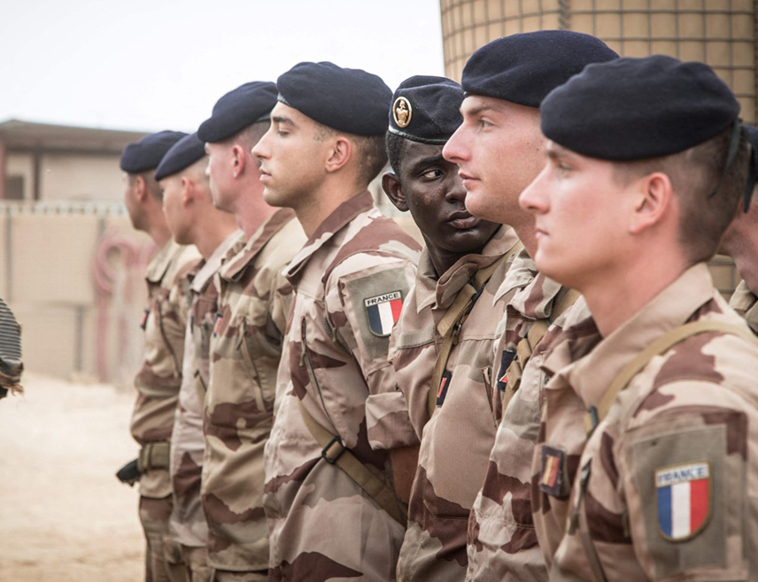 ПАРИЗ, 27. НОВЕМБРА /СРНА/ - Француска ће идуће године покренути програм добровољне војне службе с циљем да се у почетку укључи 3.000 младих од 18 и 19 година, а до 2035. године њих 50.000, рекао је француски предсједник Емануел Макрон.