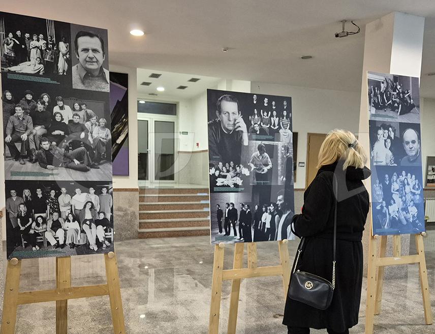 ПАЛЕ, 27. НОВЕМБРА /СРНА/ - На Палама је вечерас отворена изложба "Век и по српске школе глуме" на којој су представљене фотографије највећих глумачких имена, њихови лични предмети и документи који свједоче о традицији ове школе глуме.