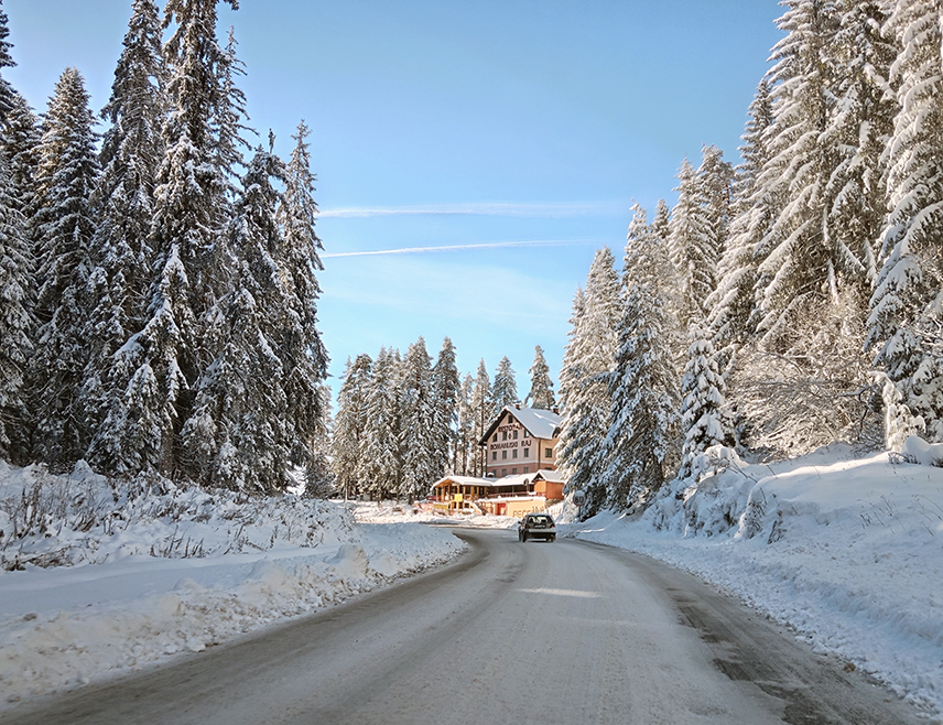 ИСТОЧНО САРАЈЕВО, 28. НОВЕМБРА /СРНА/ - Сви путеви које одржава предузеће "Романијапутеви" очишћени су од снијега и проходни за саобраћај, изјавио је Срни технички директор "Романијапутева" Драган Булошчић.
