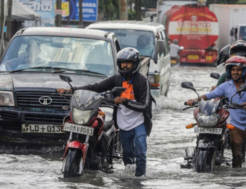 КОЛОМБО, 28. НОВЕМБРА /СРНА - РИА Новости/ - Број погинулих у поплавама и клизиштима у Шри Ланки достигао је 56, а више од 20 људи налази се на списку несталих, саопштено је из Центра за управљање катастрофама.