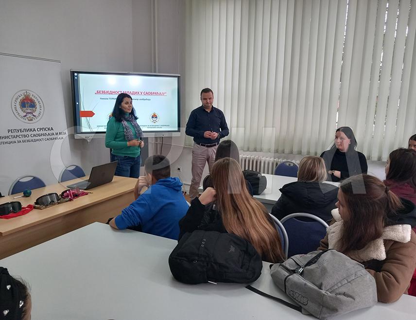 ПРИЈЕДОР, 28. НОВЕМБРА /СРНА/ - Агенција за безбједност саобраћаја Републике Српске организовала је данас предавање "Алкохол и млади возачи" за ученике Угоститељско-економске школе Приједор, а Никола Торбица из ове агенције рекао је да међу погинулима у тешким саобраћајним незгодама има 25 до 30 одсто младих.