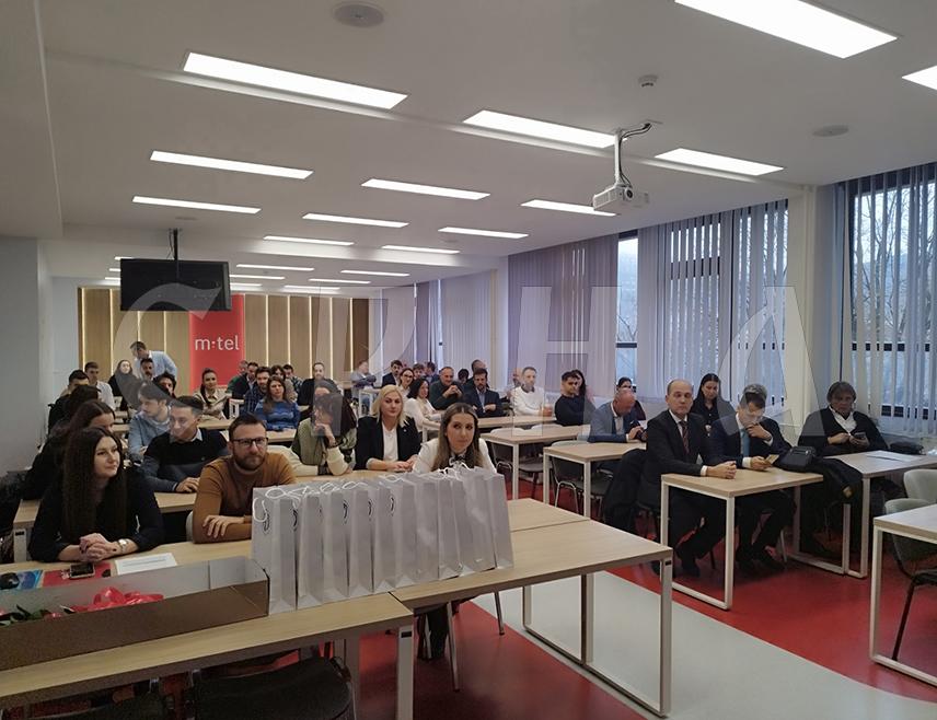 БАЊАЛУКА, 28. НОВЕМБРА /СРНА/ - Електротехнички факултет Универзитета у Бањалуци данас је прославио 63 године од оснивања и промовисао 77 дипломаца првог и шест другог циклуса студија.