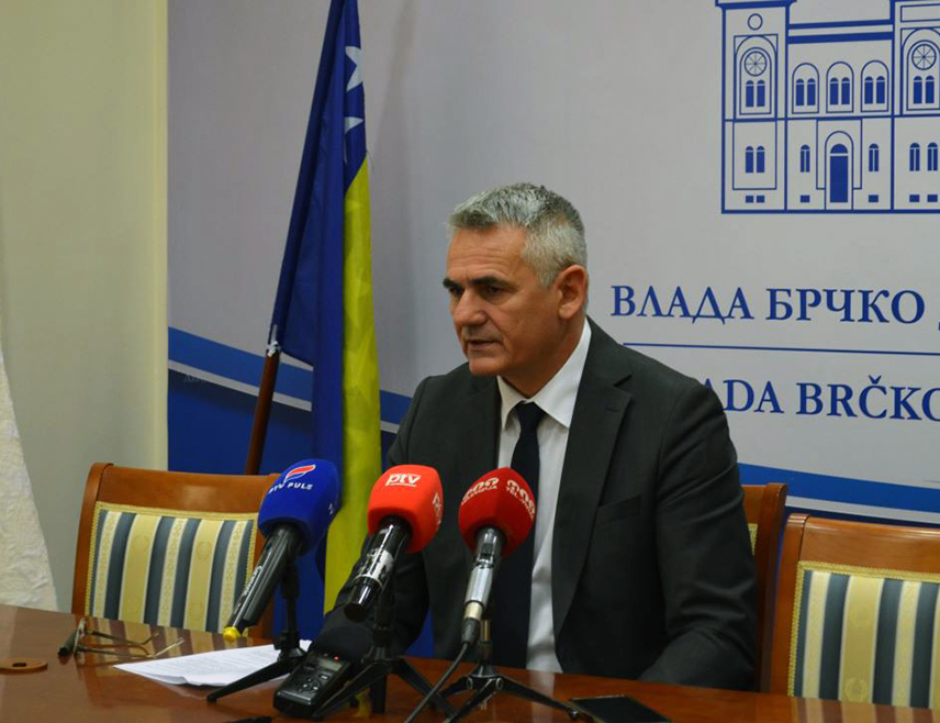 БРЧКО, 28. НОВЕМБРА /СРНА/ - Манифестација "Чари зиме" у Брчком почиње 1. децембра, отварањем клизалишта на Tргу младих, а уважавајући захтјев удружења за заштиту животиња новогодишњи ватромет неће бити организован, изјавио је је данас градоначелник Брчко дистрикта Синиша Милић.