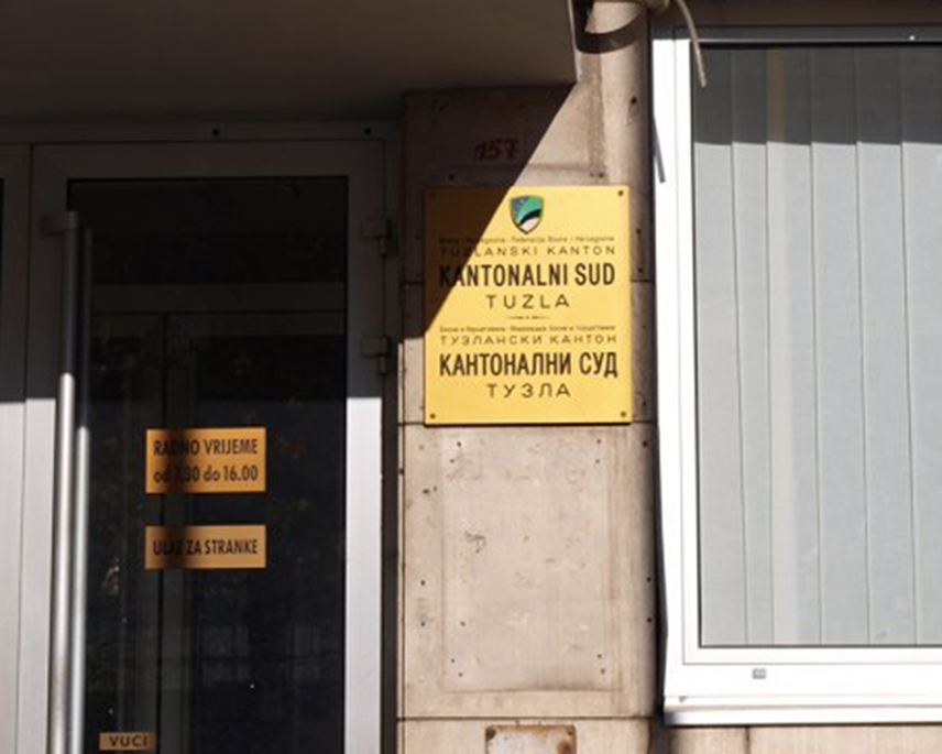 ТУЗЛА, 28. НОВЕМБРА /СРНА/ - Кантонални суд у Тузли одредио је једномјесечни притвор Велемиру Гордељевићу /52/ из Осмака, осумњиченом за учешће у пљачки златаре у Калесији.