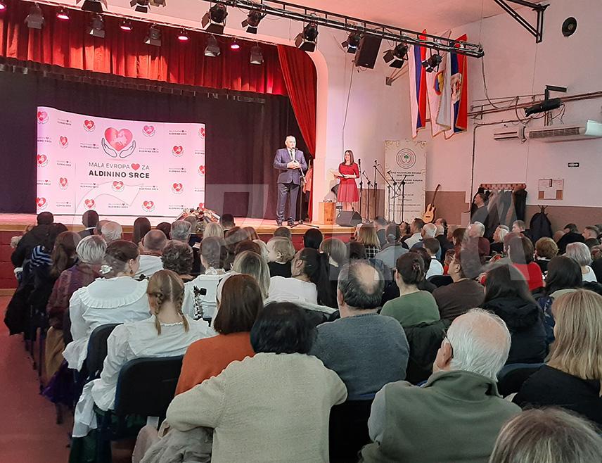 ПРЊАВОР, 28. НОВЕМБРА /СРНА/ - На фестивалу националних мањина одржаном вечерас у Прњавору прикупљана су средства за лијечење четворогодишње Алдине Халилић из овог града.