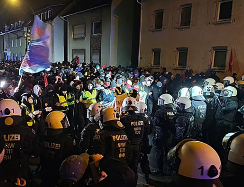 ГИСЕН, 29. НОВЕМБРА /СРНА/ - У Гисену су демонстранти блокирали путеве уочи састанка странке Алтернатива за Њемачку /АфД/ чији делегати стижу под полицијском заштитом.