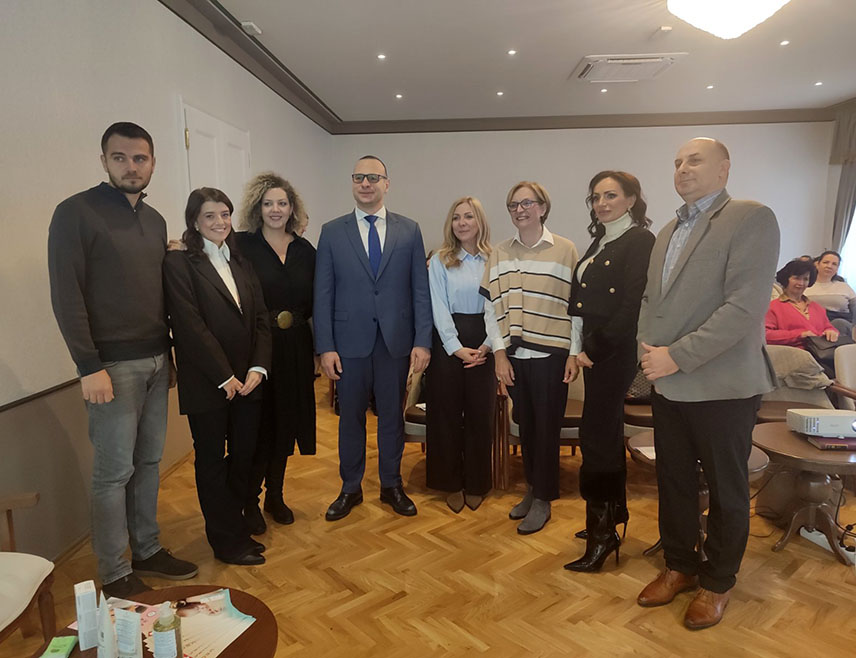 БАЊАЛУКА, 29. НОВЕМБРА /СРНА/ - Атопијски дерматитис је хронично обољење које у значајном проценту погађа најмлађе становнике и неопходно је да се шири свијест о његовој комплексности и модалитетима лијечења, изјавио је в.д. генералног директора Универзитетског клиничког центра /УКЦ/ Републике Српске Никола Шобот.