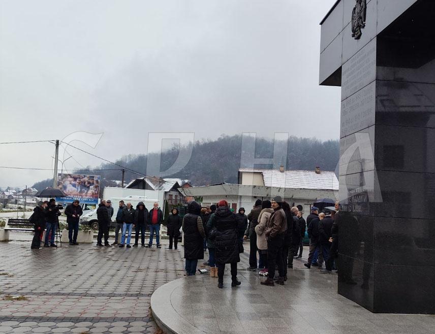 БРАТУНАЦ, 29. НОВЕМБРА /СРНА/ - Пресуда предсједнику Удружења "Источна алтернатива" Републике Српске Војину Павловићу, кога је Суд БиХ осудио на три и по године затвора по наметнутом "Инцковом" закону, пораз је демократије и брука правосуђа, поручено је са данашњег скупа подршке Павловићу одржаном у Кравици код Братунца.