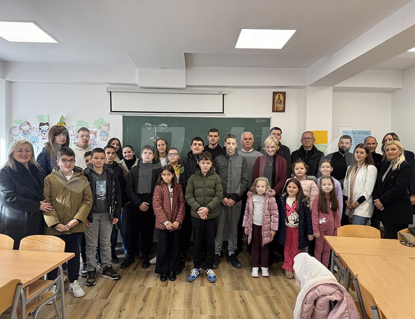 МОСTАР, 29. НОВЕМБАР /СРНА/ - Делегација Управе за сарадњу са дијаспором и Србима у региону Министарства спољних послова Србије данас је посјетила "Просвјетину" школу српског језика, историје и културе у Мостару, те обећала наставак подршке овом важном пројекту за српски народ у овом граду.