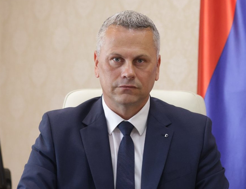 БАЊАЛУКА, 29. НОВЕМБРА /СРНА/ - Предсједник Градског одбора Социјалистичке партије Српске /СПС/ Бањалука Саша Глигорић истакао је да је вријеме да се заустави неконтролисана градња која уништава центар Бањалуке и позвао на забрану градње у првој градској зони.