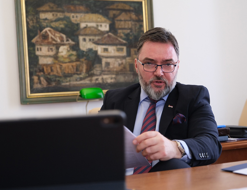 САРАЈЕВО, 29. НОВЕМБРА /СРНА/ - Замјеник предсједавајуће Савјета министара Сташа Кошарац рекао је да "тројка" интензивно позива нелегитиминог Кристијана Шмита да наметне закон о тзв. државној имовини што је најопасније за БиХ.