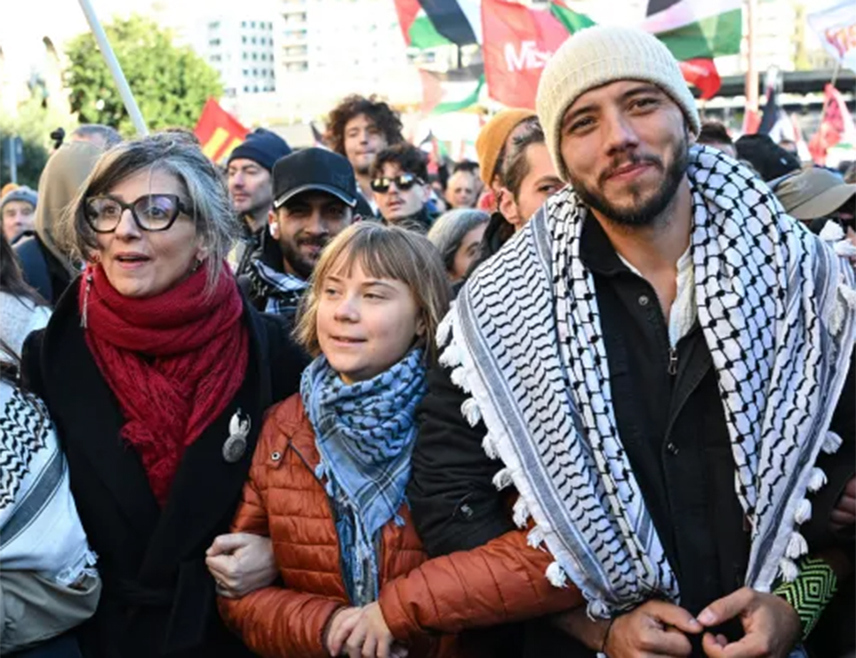 РИМ, 29. НОВЕМБРА /СРНА/ - Више десетина хиљада људи, међу њима и шведска активисткиња Грета Тунберг, учествовало је у демонстрацијама у Риму против ратне економије и као израз подршке Палестинцима, јавио је дописник агенције ТАСС.