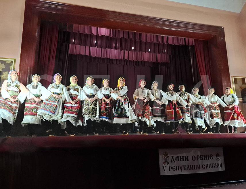 ВИШЕГРАД, 29. НОВЕМБРА /СРНА/ - У Вишеграду је, у оквиру манифестације "Дани Србије у Српској", одржан заједнички концерт културно-умјетничких друштава "Соко ХЕД" из Вишеграда и "Краљевачка ризница" из Краљева.