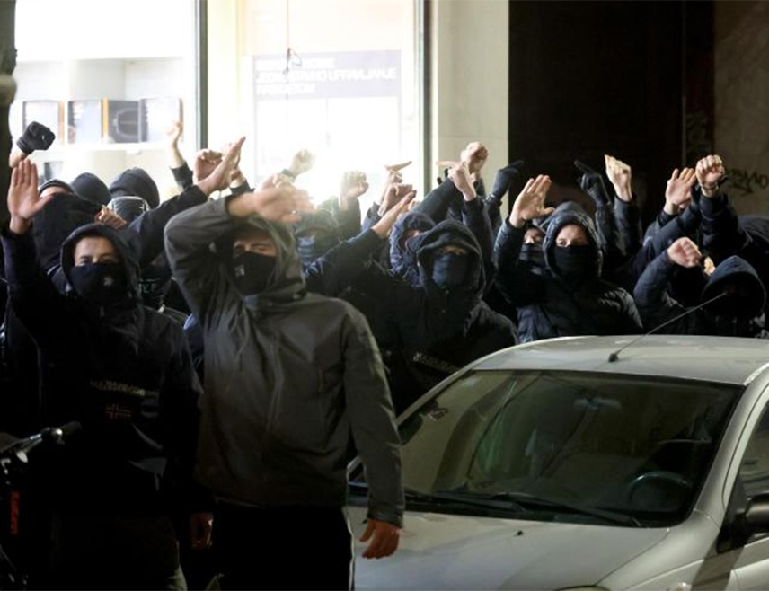 ЗАГРЕБ, 29. НОВЕМБРА /СРНА/ - Загребачка полиција пријавила је надлежним судовима осам лица због инцидента који се догодио испред Српског културног центра у Загребу, уочи отварања изложбе "Ефемерис - легал Дејана Медаковића".