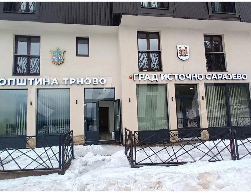 ТРНОВО, 30. НОВЕМБРА /СРНА/ - Пред почетак нове зимске сезоне на Јахорини све активности теку према плану с циљем унапређења квалитета услуга за све посјетиоце олимпијске љепотице, а међу којима је ново клизалиште на дијелу општине Трново,  изјавио је Срни шеф Туристичког инфо-центра Трново Владан Голијанин.