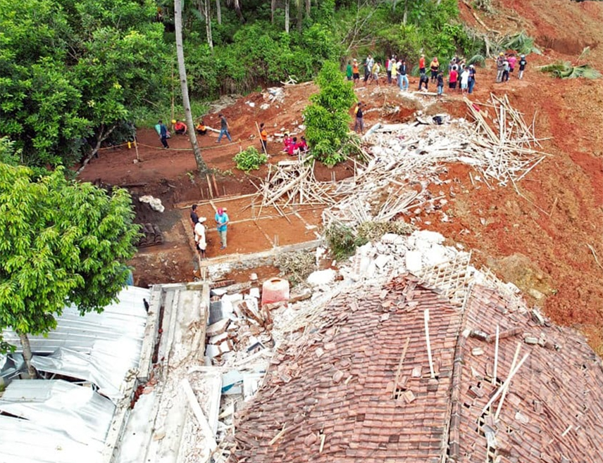 ЏАКАРТА, 30. НОВЕМБРА /СРНА-Ројтерс/ - Више од 600 људи настрадало је у поплавама и клизиштима изазваним кишама у Индонезији, Малезији и Тајланду, саопштили су званичници ових земаља.