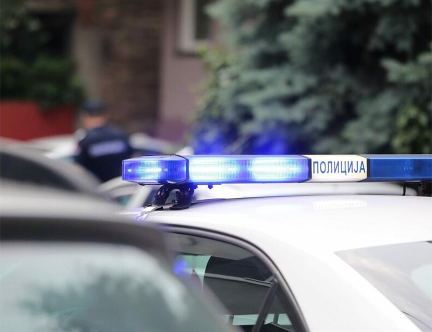 ДОБОЈ, 30. НОВЕМБРА /СРНА/ - Два лица, А. С. из Добоја и Ј. Б. из Брода, ухапшена су због пљачке апотеке у Теслићу док су се таксијем возили према Бањалуци.