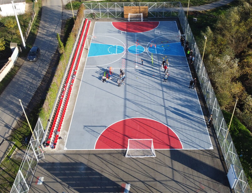 ЛИПЉАН, 30. НОВЕМБРА /СРНА/ - Хуманитарна организација "Солидарност за Косово", коју води Арно Гујон, обновила је спортски терен и донирала опрему и реквизите новооснованом фудбалском клубу у селу Добротин, једном од највећих српских села у централном Косову.